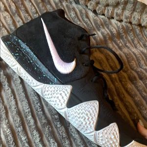 Men’s Kyrie size 13